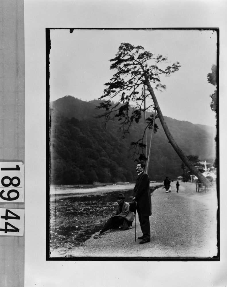 作品画像:河辺の2人の男性