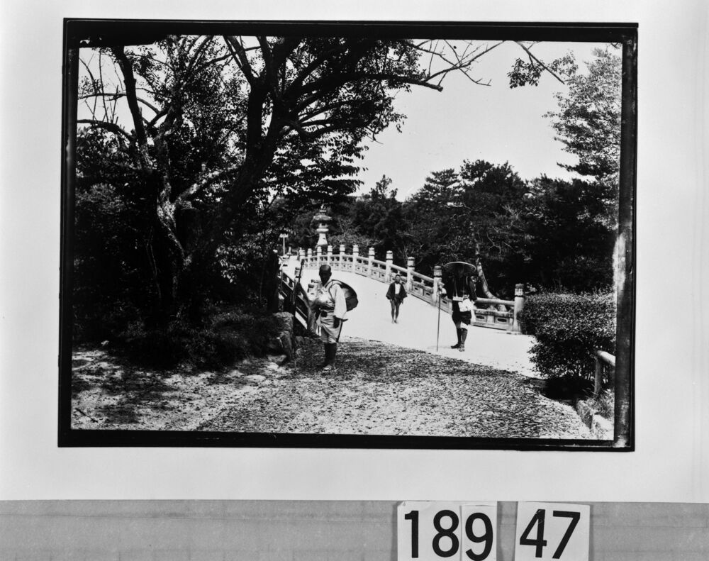 作品画像:橋のたもとの旅装束の男性