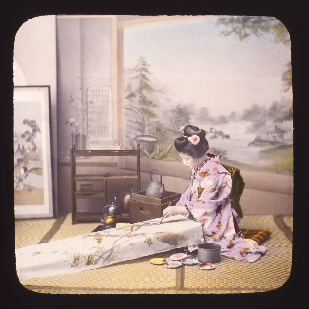 作品画像:反物に絵付けをする女性