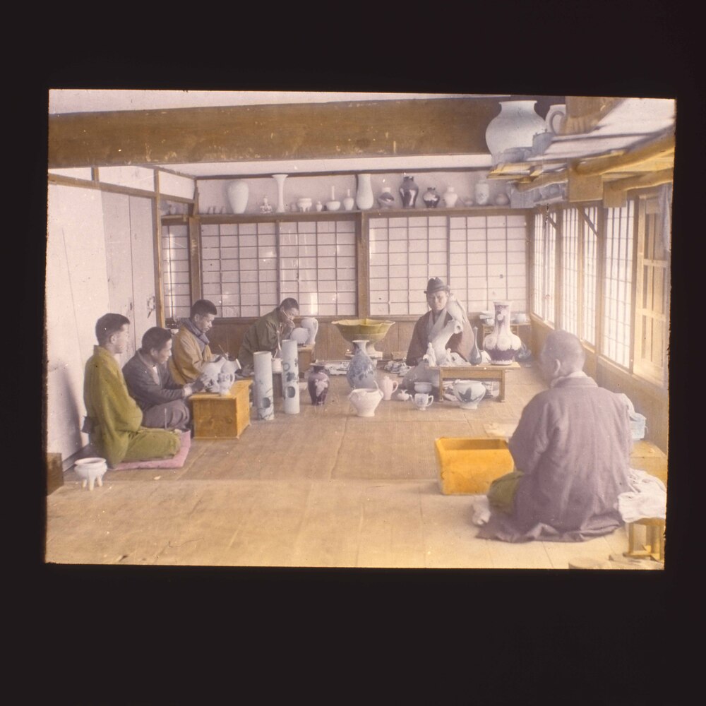作品画像:壺に絵付けをする職人