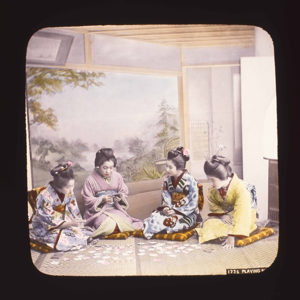 作品画像:かるた遊びをする少女たち