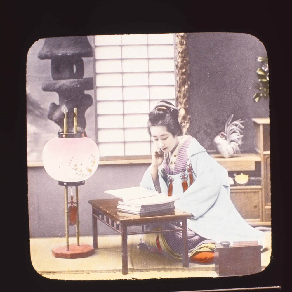 作品画像:読書をする女性