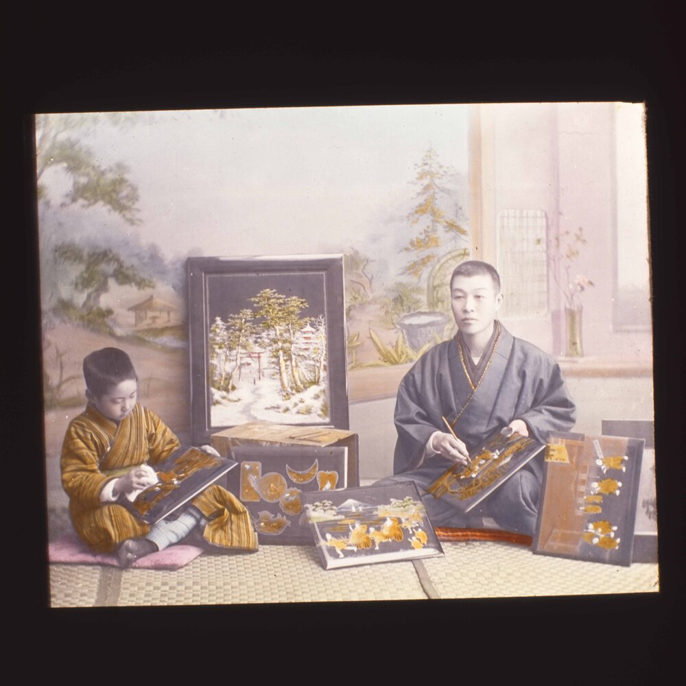 作品画像:細工絵を仕上げる男性と男児