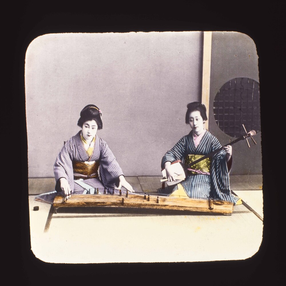 作品画像：琴と三味線を引く女性たち