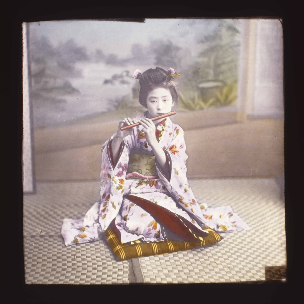 作品画像:横笛を吹く少女