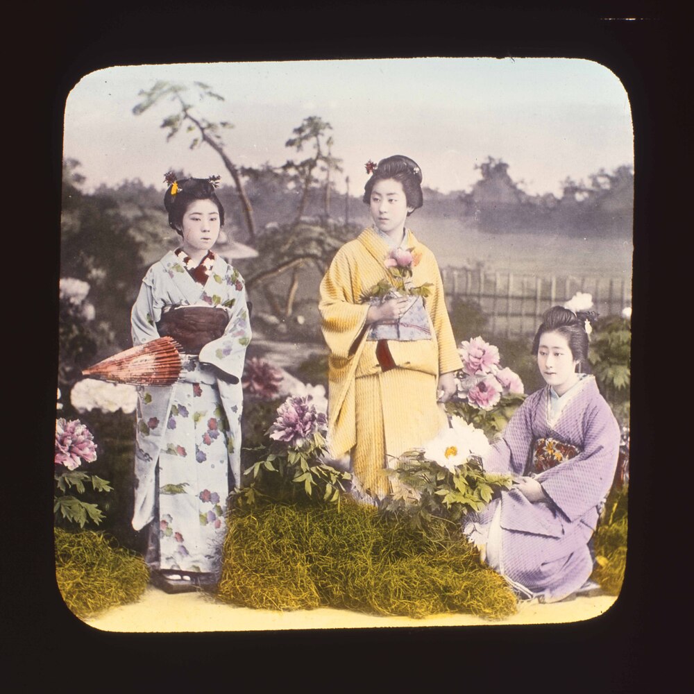 作品画像:牡丹と和傘を持つ女性たち