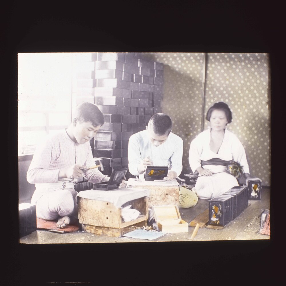 作品画像:小箱を作る職人たち