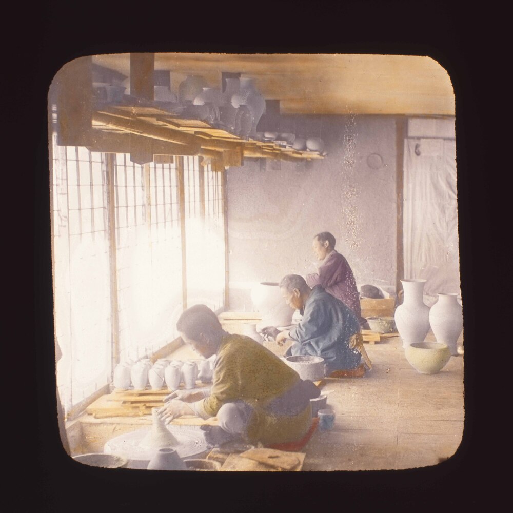 作品画像:壺を作る職人たち