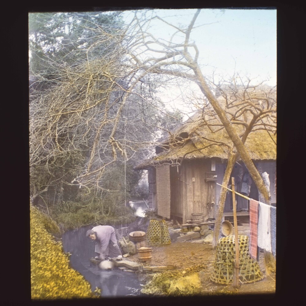 作品画像:山中の家と川辺で水を汲む女性