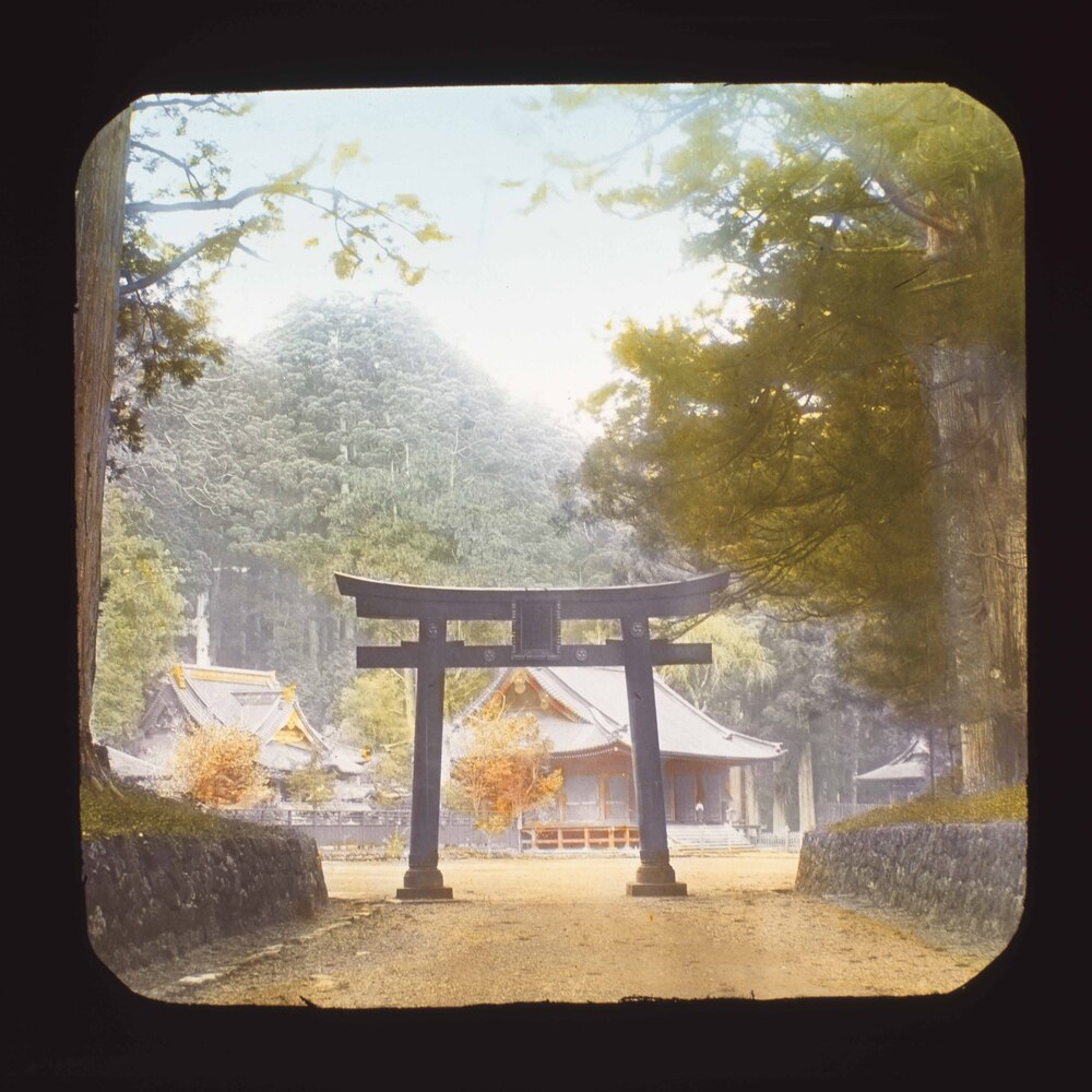 作品画像：鳥居と神社
