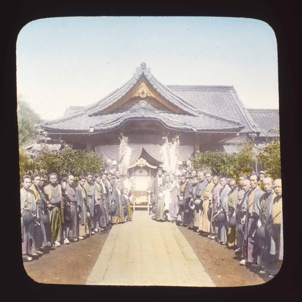 作品画像：神社の前の人々