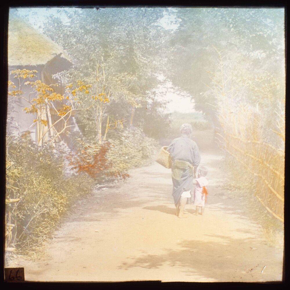 作品画像:小路を歩く老婆と少女