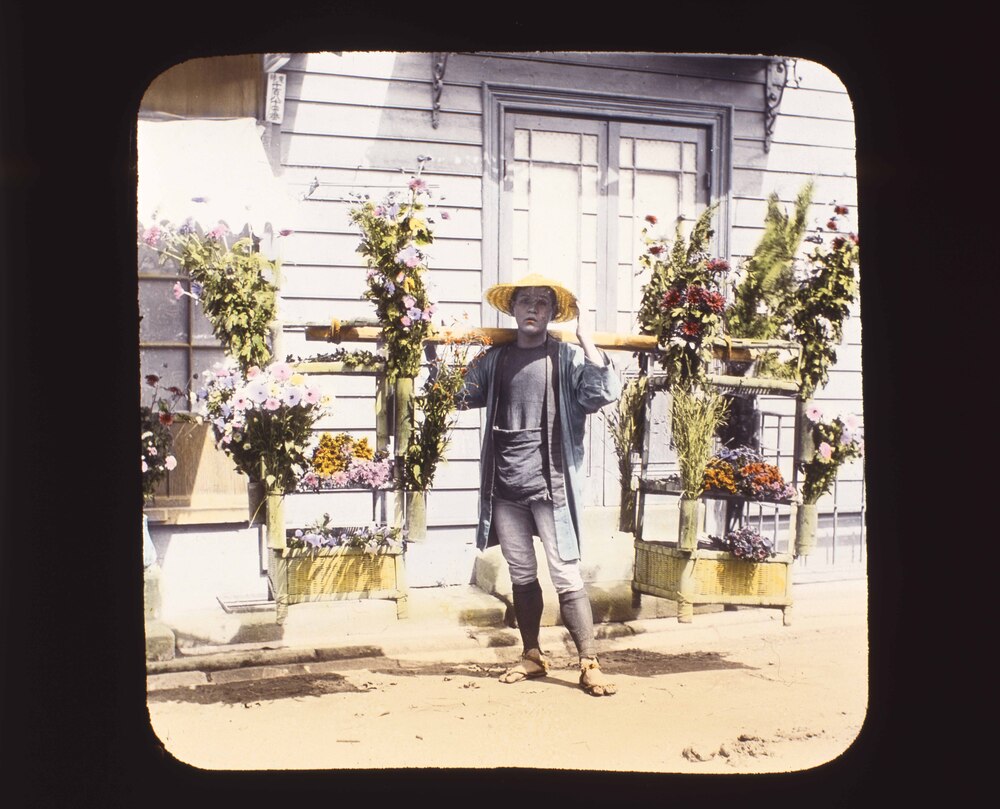 作品画像:洋館の前の花売り