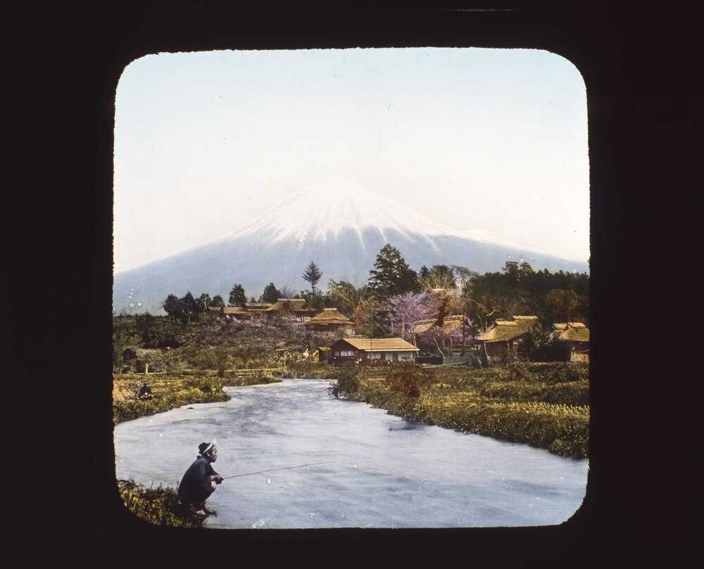 作品画像:富士山と釣りをする男性