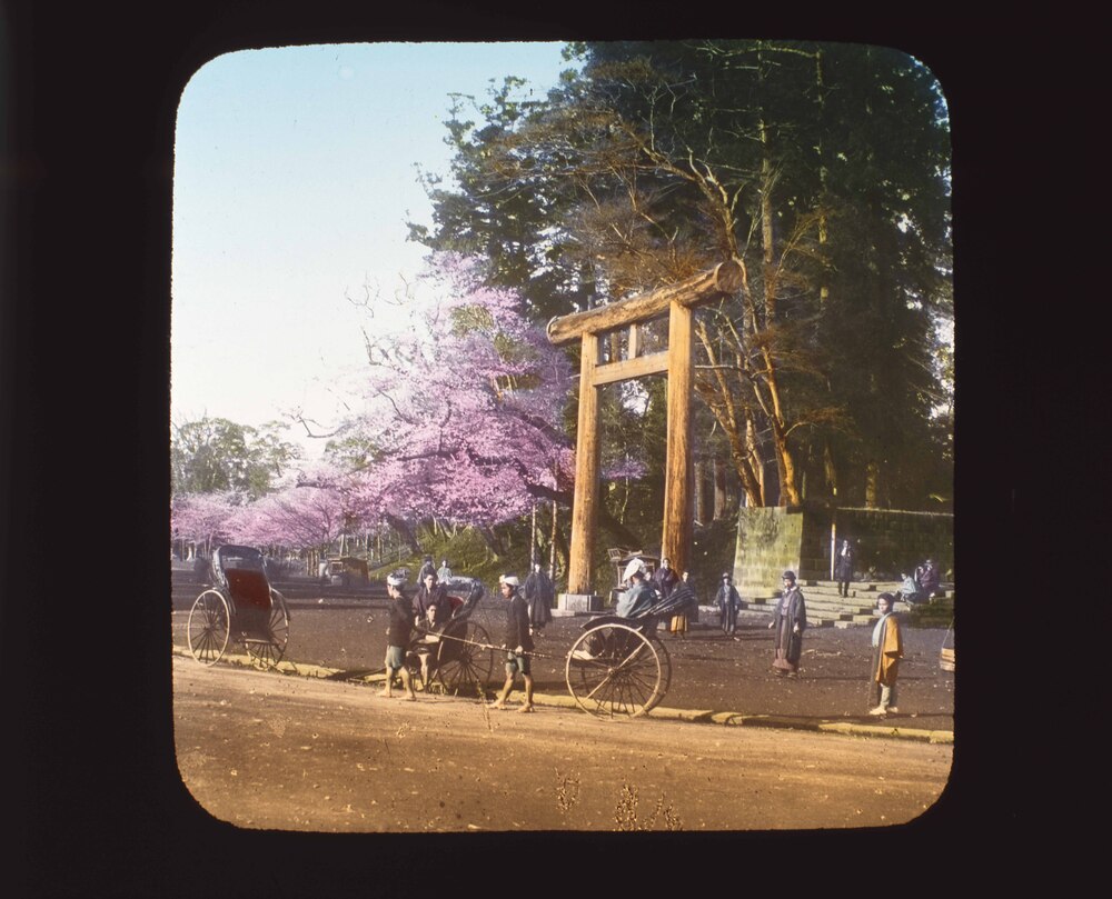 作品画像:鳥居の前の人力車