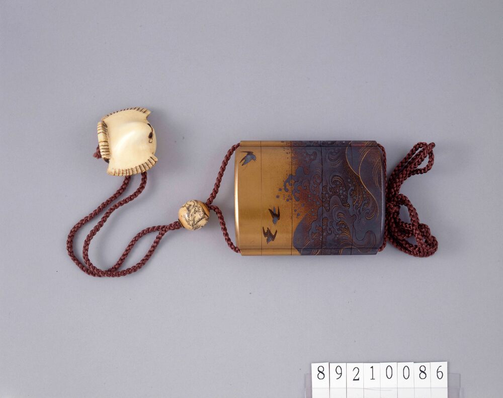 作品画像:波に千鳥蒔絵印籠 付 千鳥型象牙根付