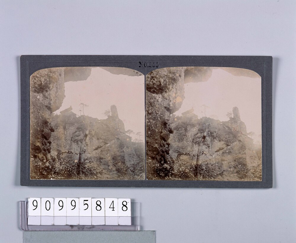 作品画像:妙義山大砲岩と揺岩(No.255)