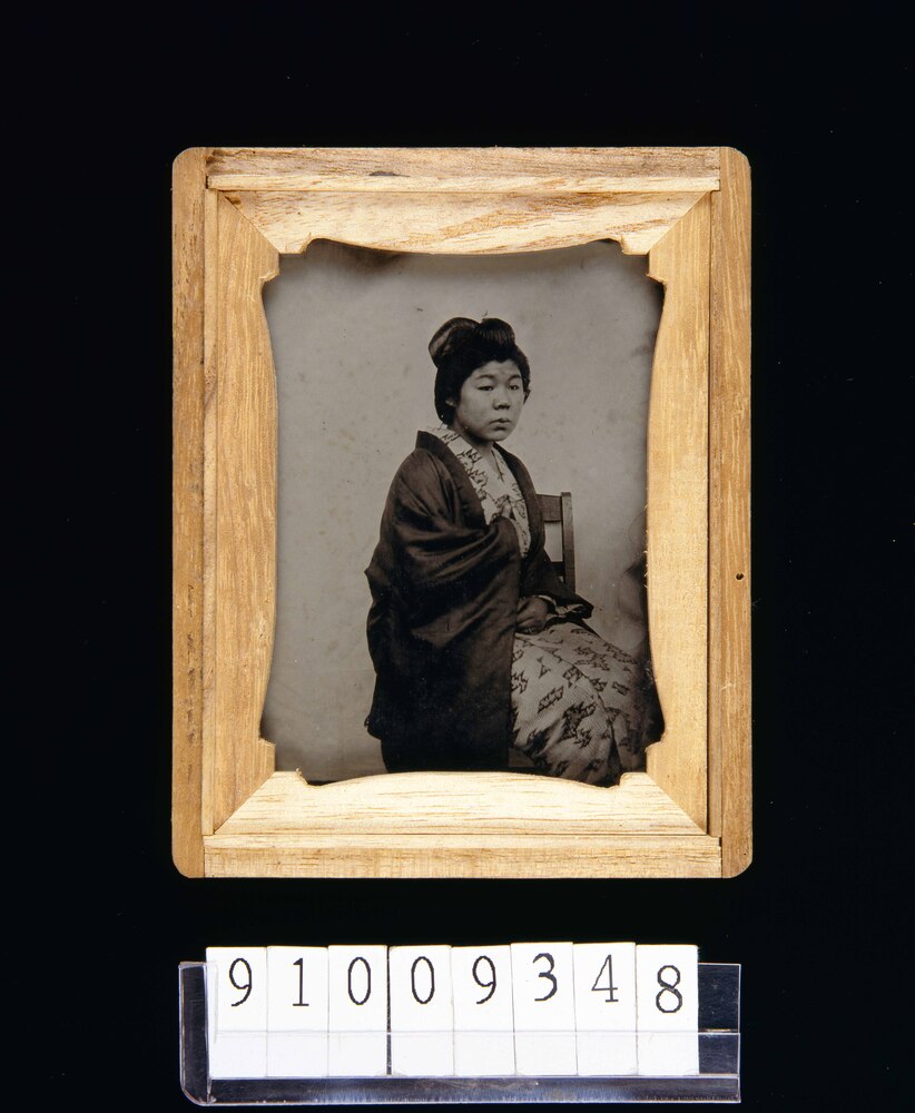 作品画像：椅子に座る女性