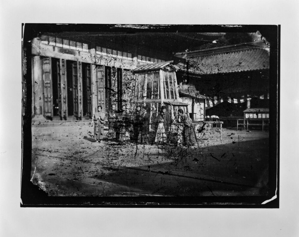作品画像:文部省博物局主催博覧会湯島聖堂会場 金の鯱を囲む人々