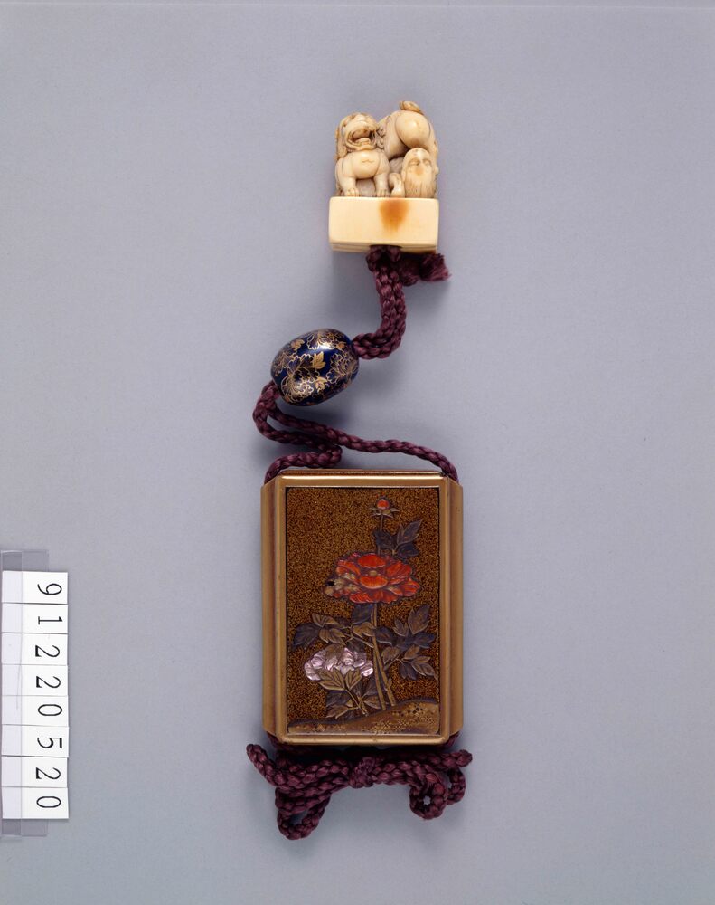作品画像:牡丹嵌装蒔絵印籠