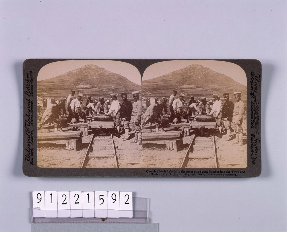 作品画像:Carrying loaded shells to great siege guns bombarding the TownAnd Harbor, PortArthur.