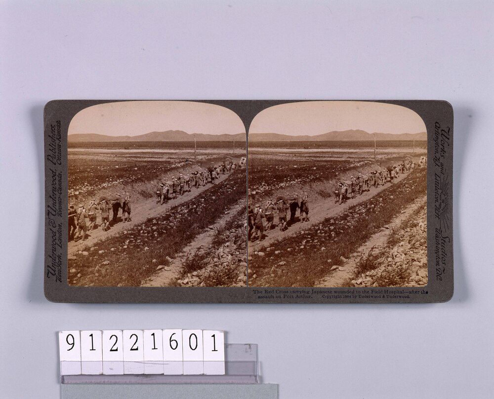作品画像：The Red Cross carrying Japanese wounded to the Field Hospital―after theAssault on PortArthur.