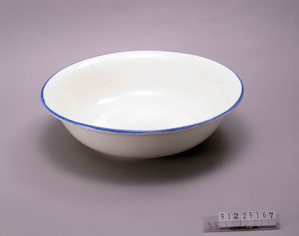 作品画像：陶製洗面器