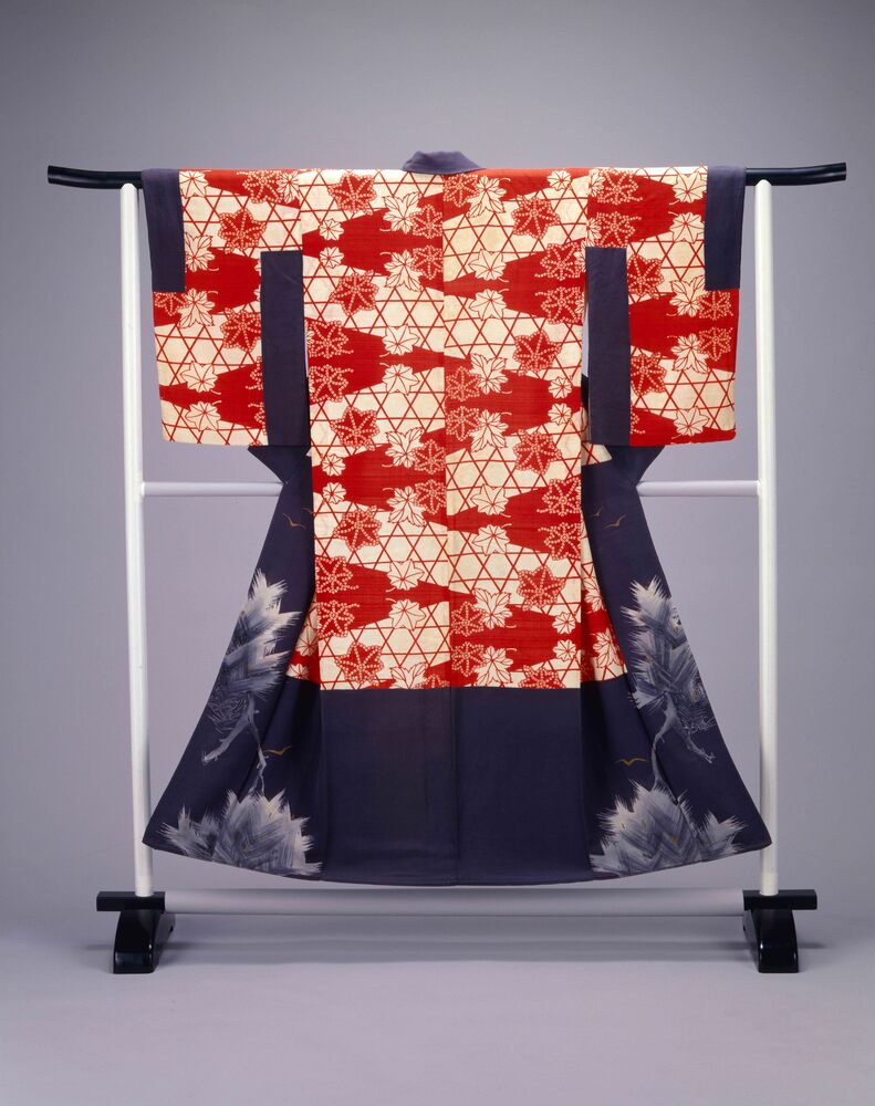 作品画像：藍鼠縮緬地若松飛鳥染模様留袖並びに付属品