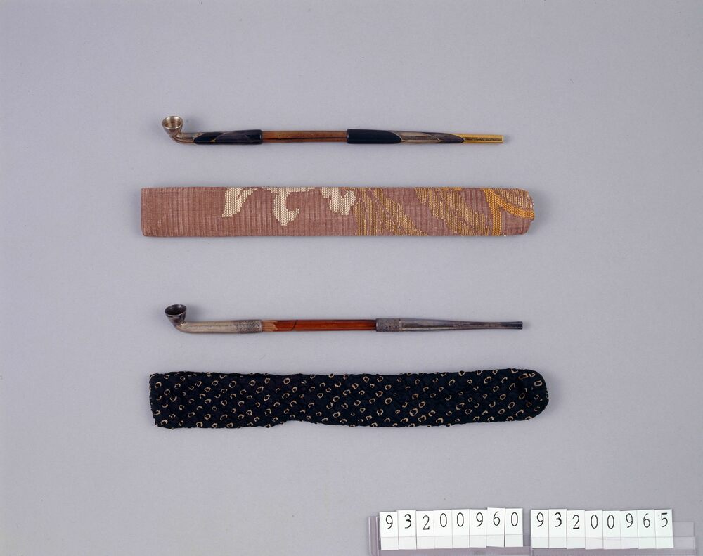 唐草金襴絽煙管筒並びに煙管