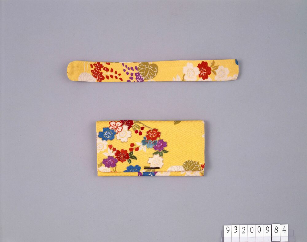 作品画像:黄綸子花刺繍懐中たばこ入れ