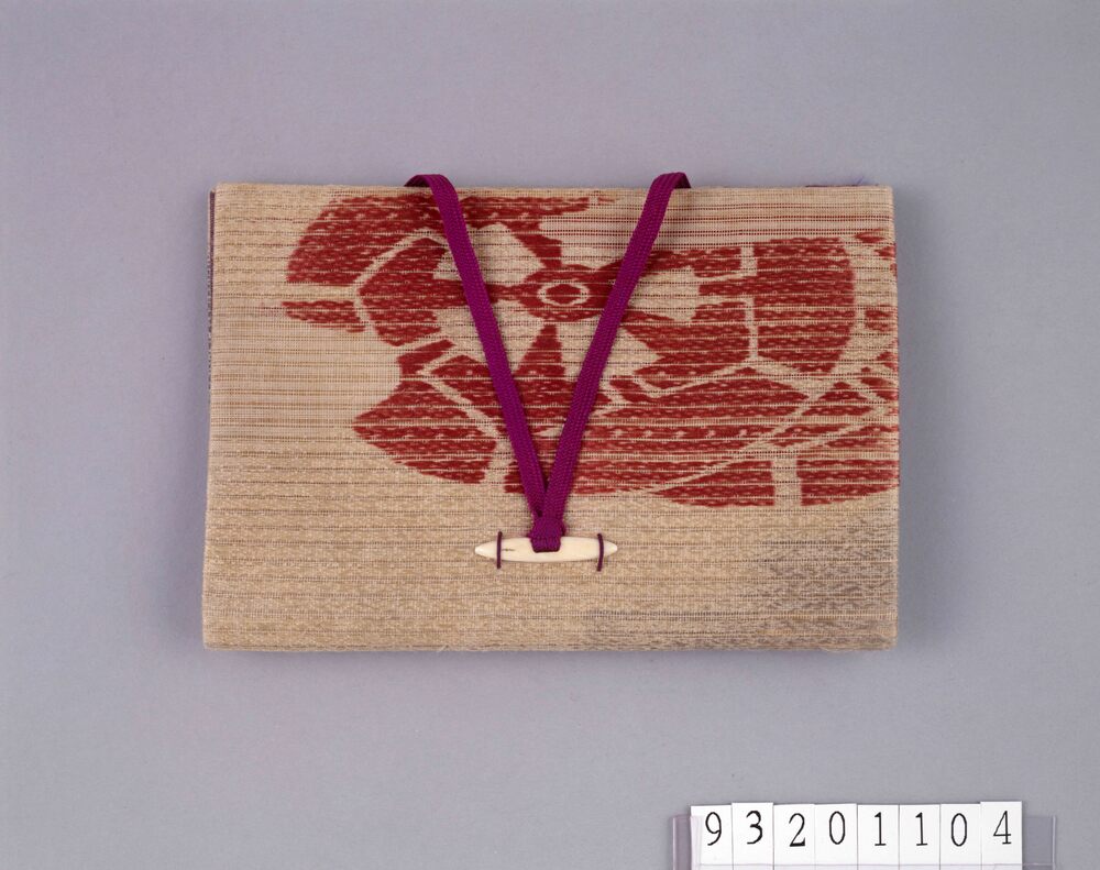 作品画像:片輪車文刺繍紙入