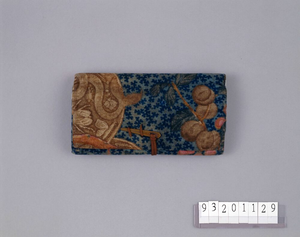 作品画像:虫に葡萄文絵天鵞紙入