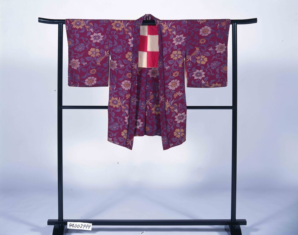 作品画像:羽織(綸子)赤紫地に花模様