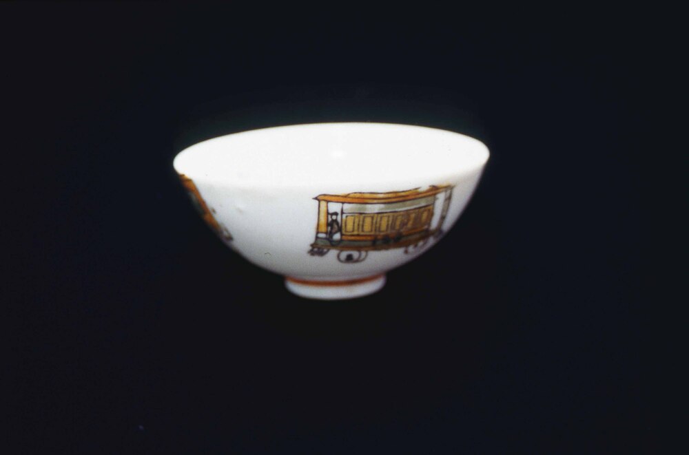 作品画像:子供用飯碗(市電・自動車・飛行機絵付)
