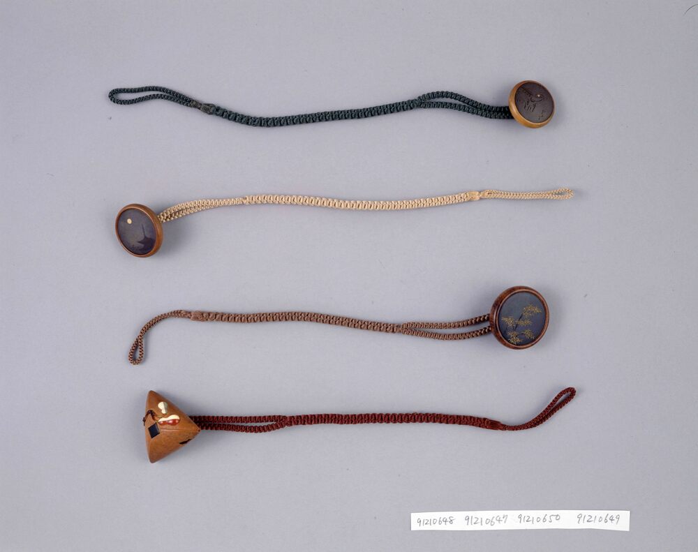 作品画像：瓦煎餅形根付