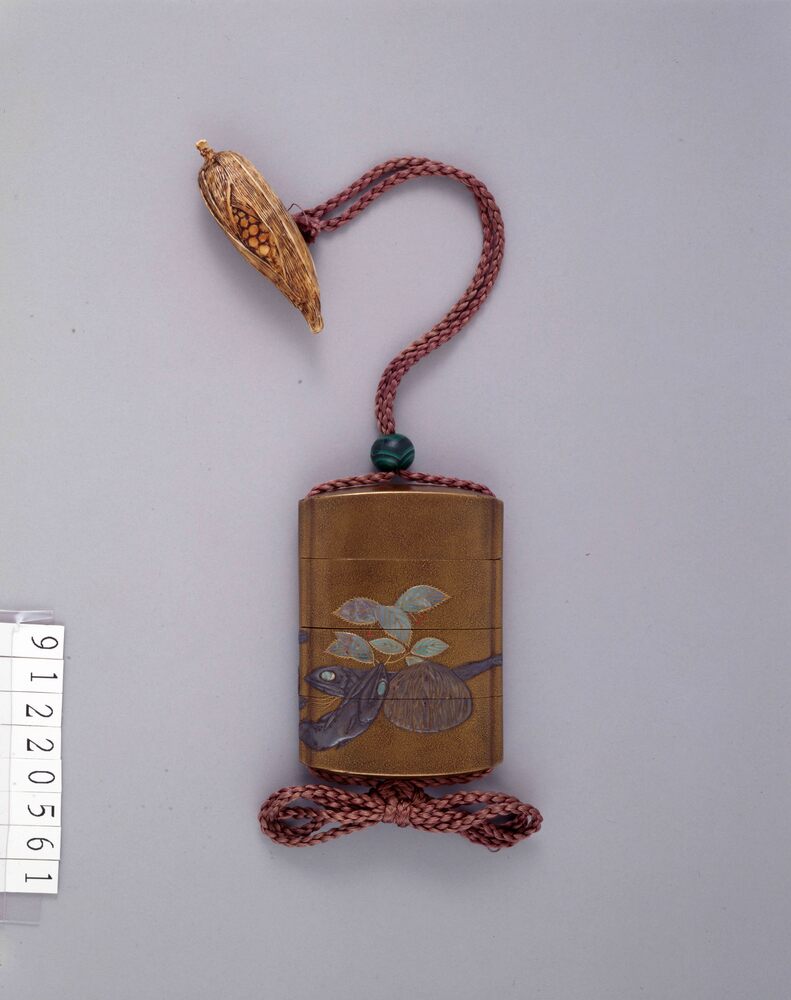 干魚萬両高彫螺鈿印籠