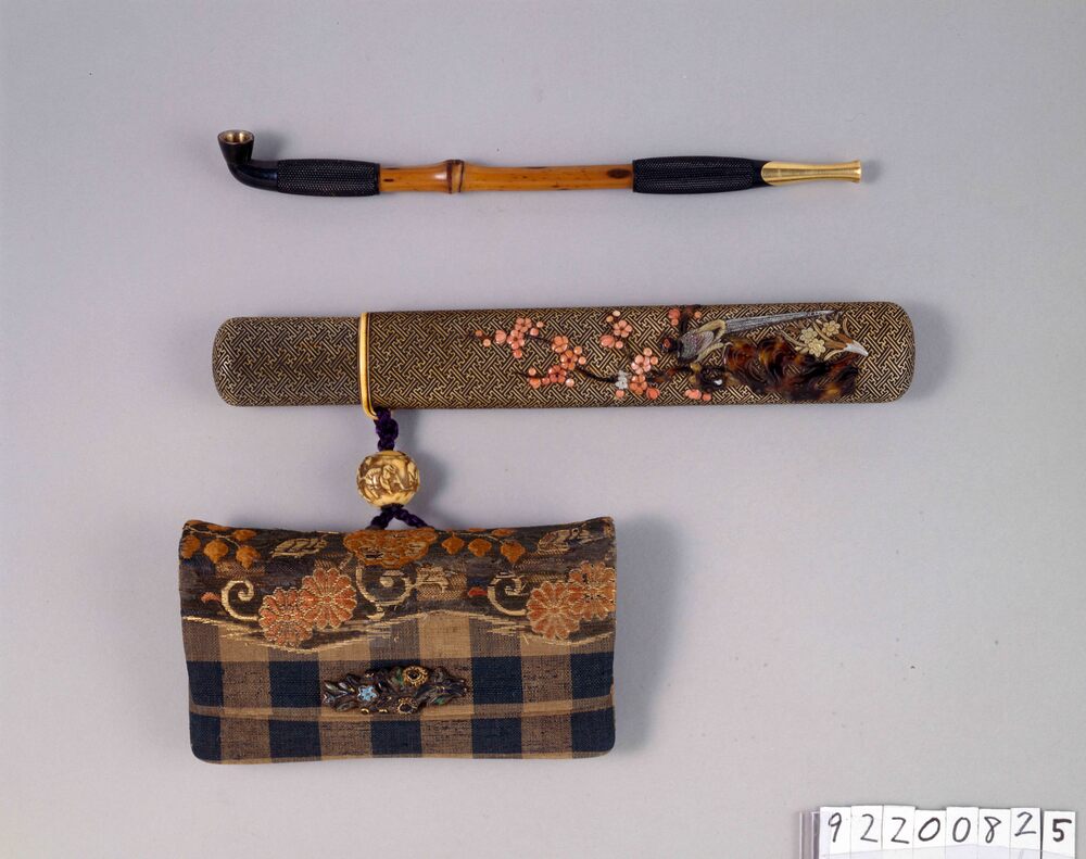 作品画像:変り金襴菊花文腰差したばこ入れ並びに煙管