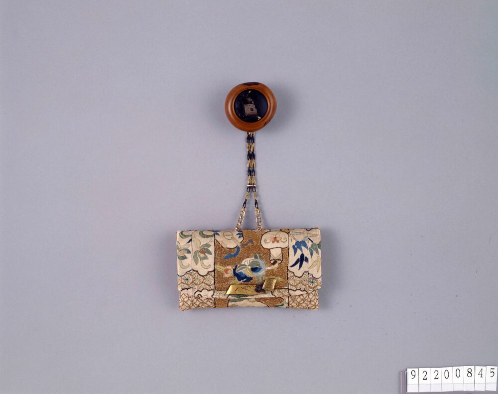 作品画像：唐美人刺繍一つ提げたばこ入れ