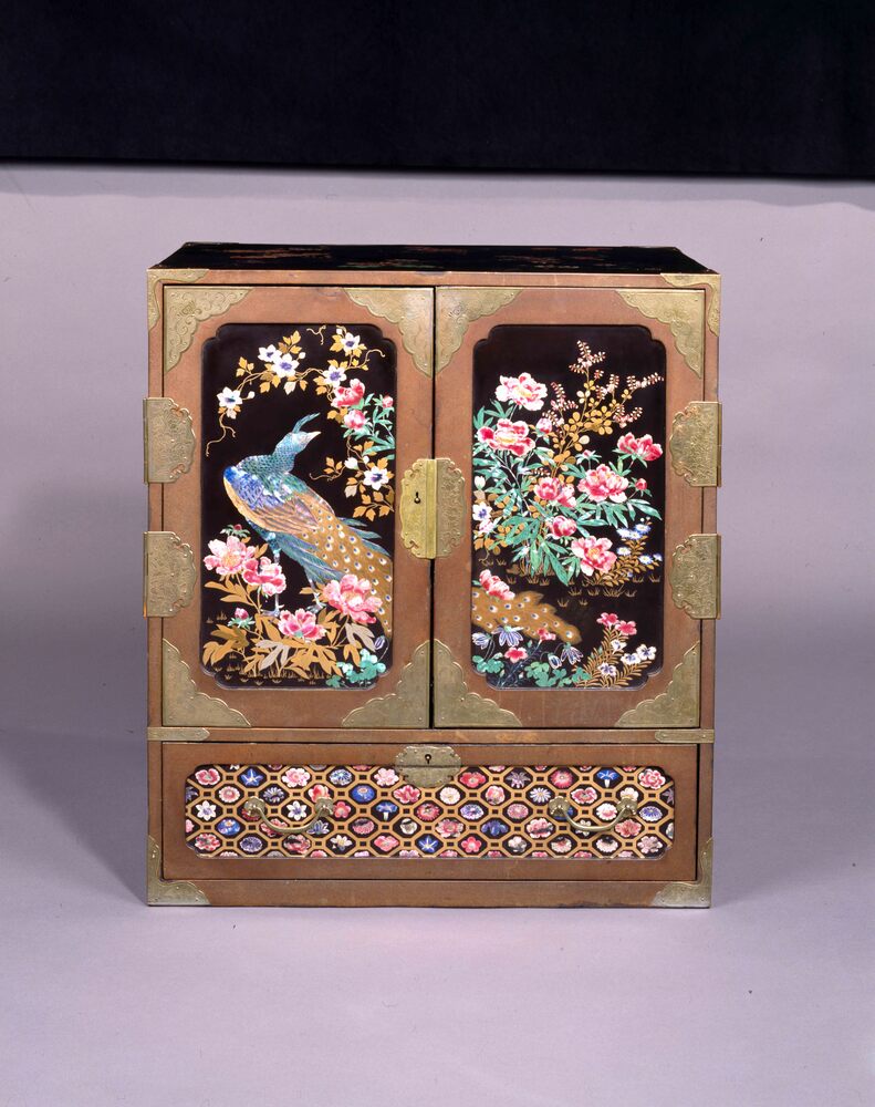 作品画像:花鳥螺鈿箪笥(台付)