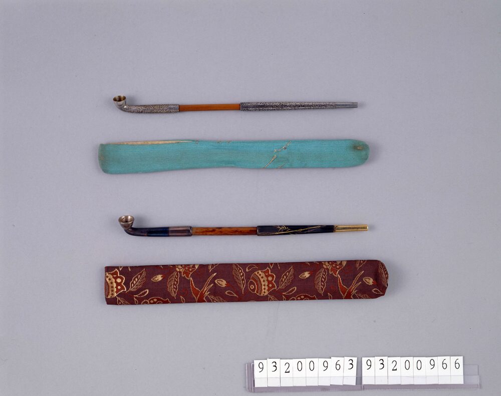 作品画像：薄藍地縮緬煙管筒並びに煙管