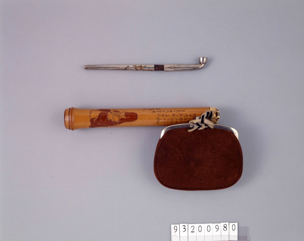 作品画像:革製ガマ口型腰差したばこ入れ並びに煙管