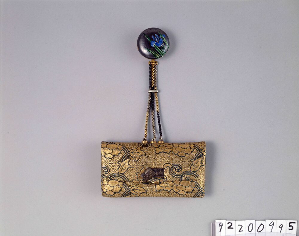 作品画像：金襴二重唐草文一つ提げたばこ入れ