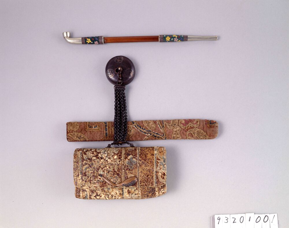 作品画像:彩革提げたばこ入れ並びに煙管