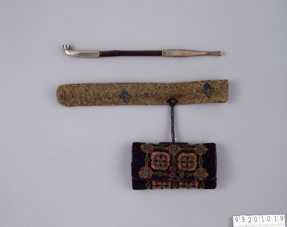 作品画像:縫いつぶし腰差したばこ入れ並びに煙管