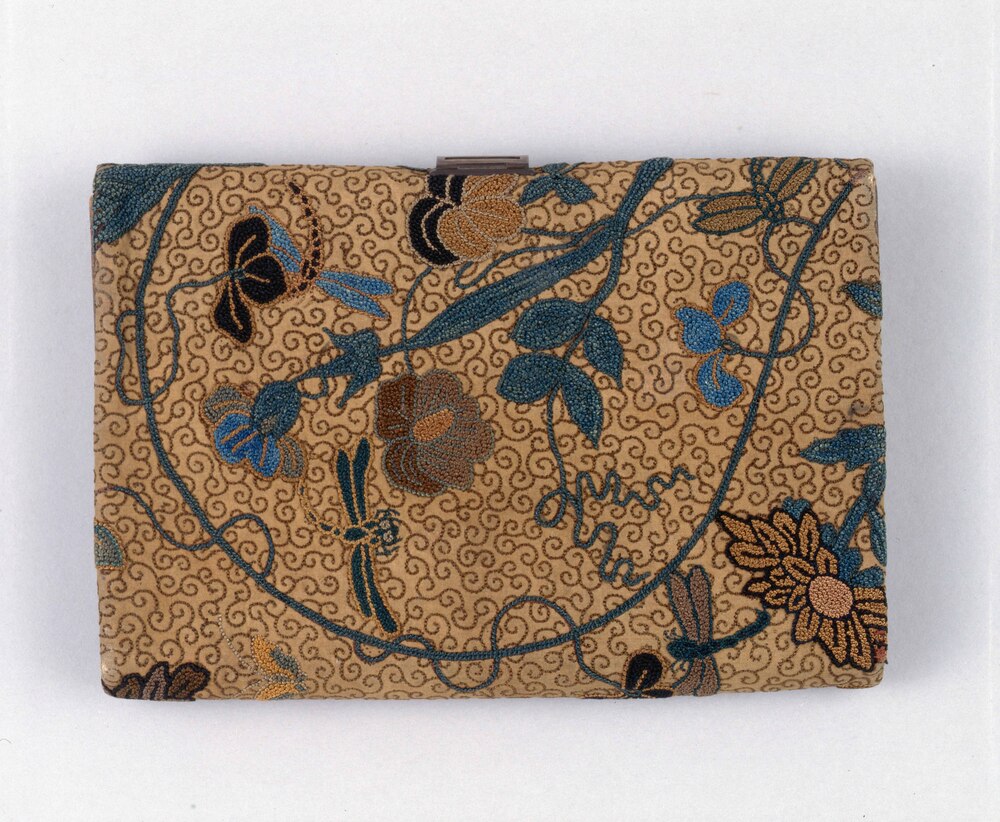 作品画像:相良刺繍菊図紙入