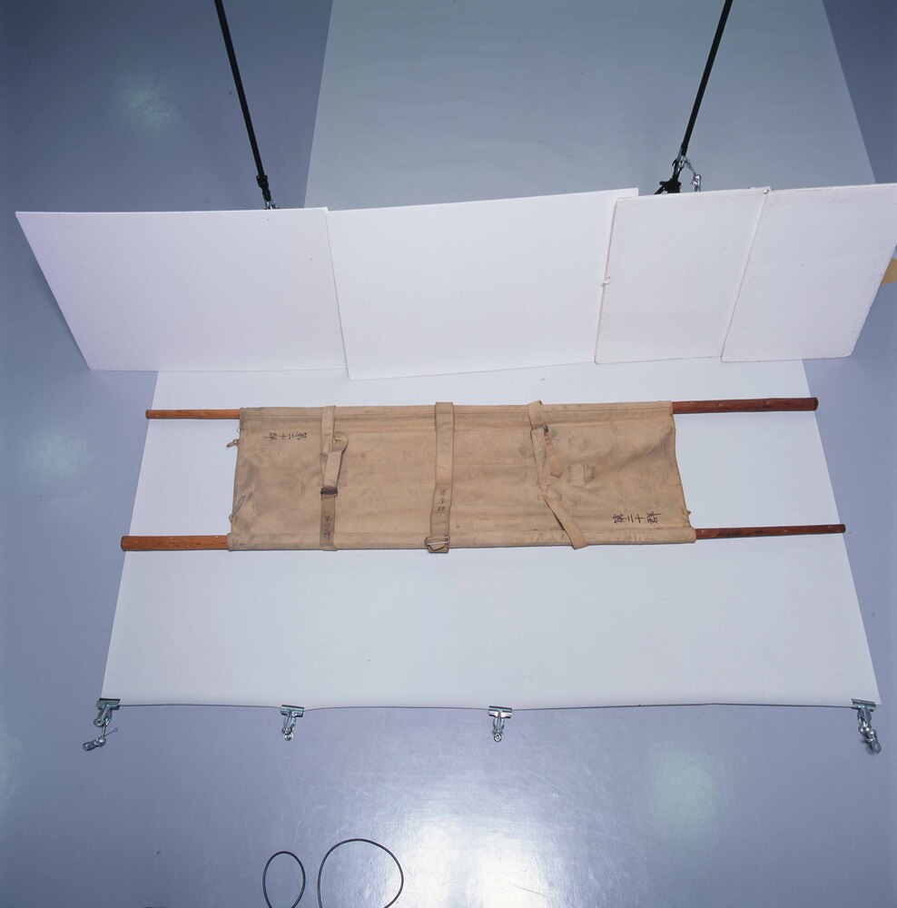 作品画像：防空訓練用の担架