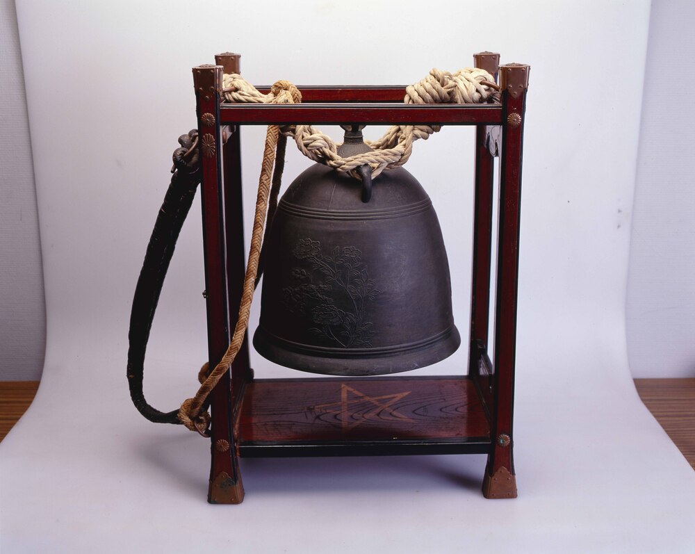 作品画像：牡丹唐獅子梵字鋳出 背負陣鐘(紀州徳川家伝来)