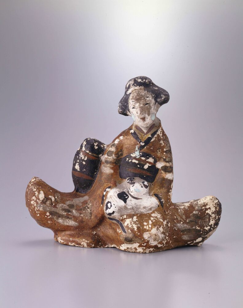作品画像：泥人形 犬を抱く女性