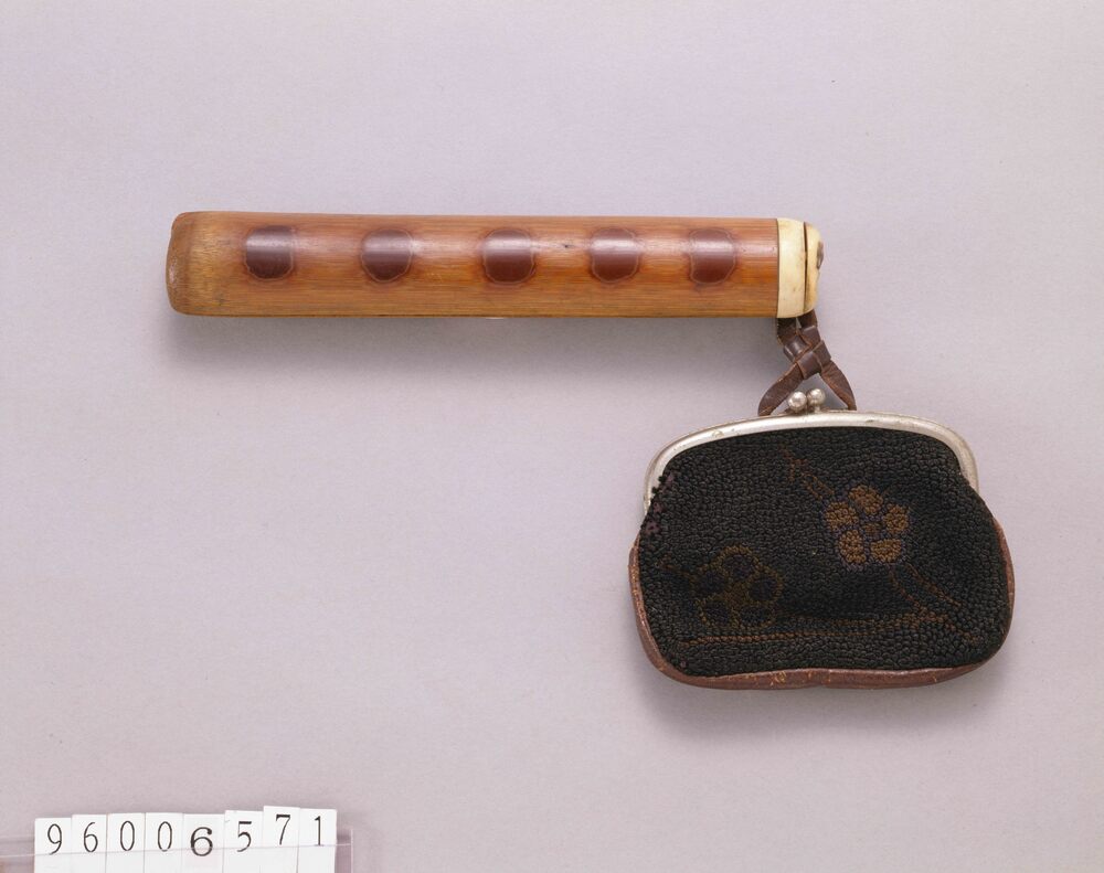作品画像：縫いつぶし花文ガマ口型腰差したばこ入れ