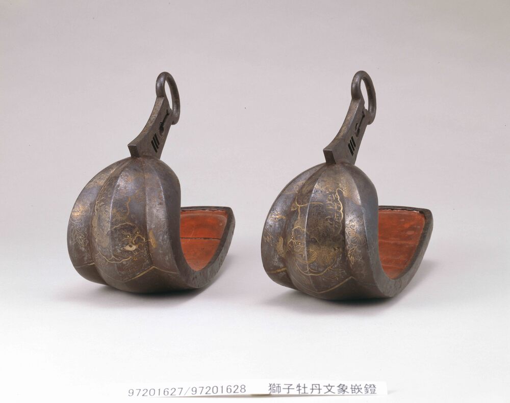 作品画像:獅子牡丹文象嵌鐙